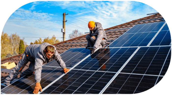 Albañiles instalando paneles solares en un tejado